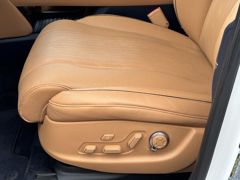 Genesis GV80 Vehicle Full-screen Gallery Image 26