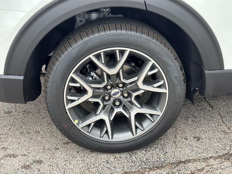 Ford Explorer Vehicle Full-screen Gallery Image 04