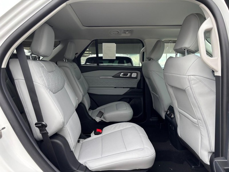 Ford Explorer Vehicle Full-screen Gallery Image 05