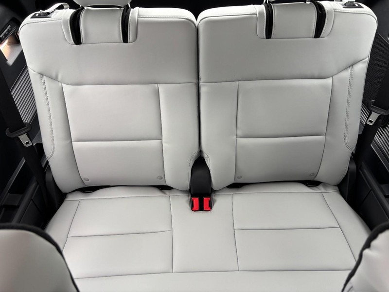 Ford Explorer Vehicle Full-screen Gallery Image 06