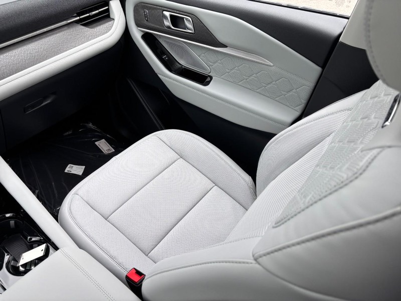 Ford Explorer Vehicle Full-screen Gallery Image 11