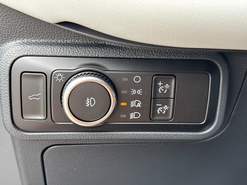 Ford Explorer Vehicle Full-screen Gallery Image 12