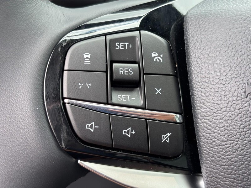 Ford Explorer Vehicle Full-screen Gallery Image 13