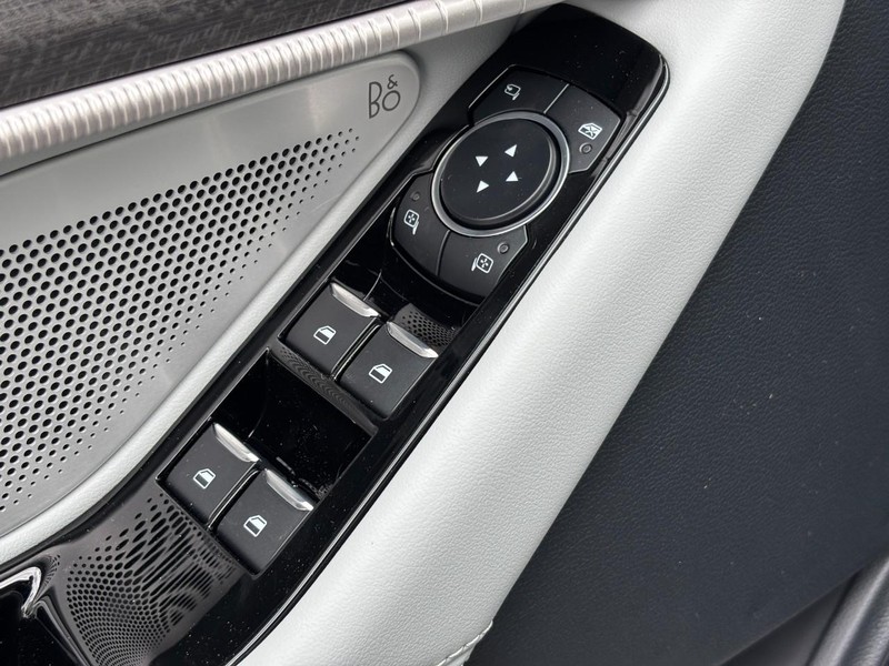 Ford Explorer Vehicle Full-screen Gallery Image 20