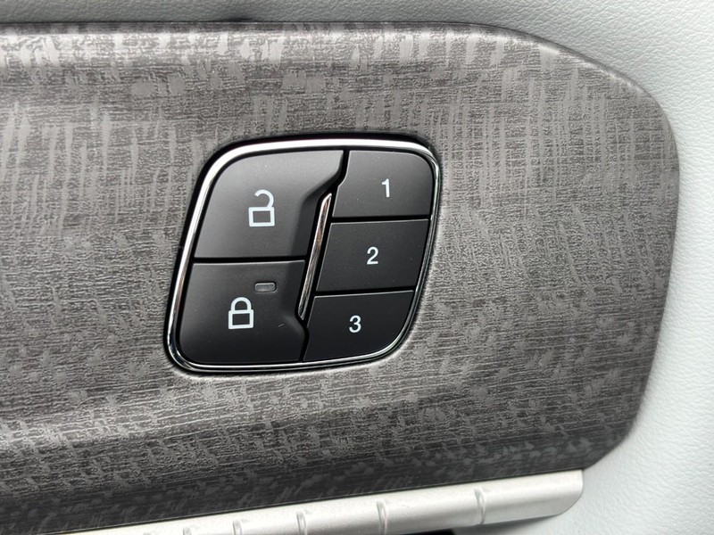 Ford Explorer Vehicle Full-screen Gallery Image 21