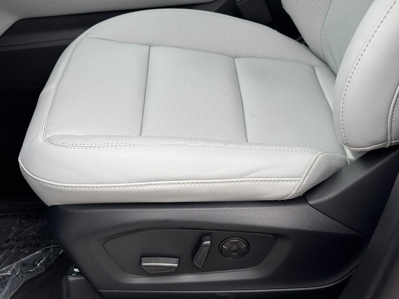 Ford Explorer Vehicle Full-screen Gallery Image 22