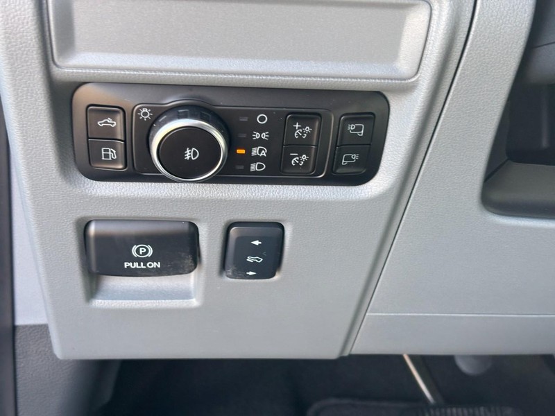 Ford F-150 Vehicle Full-screen Gallery Image 11