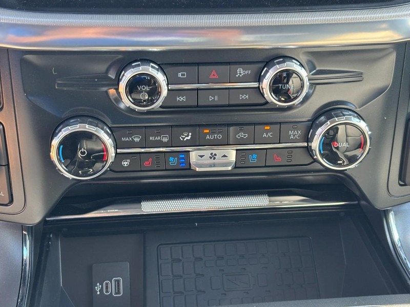 Ford F-150 Vehicle Full-screen Gallery Image 18