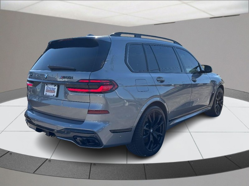 BMW X7 Vehicle Full-screen Gallery Image 03