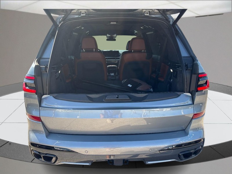 BMW X7 Vehicle Full-screen Gallery Image 04