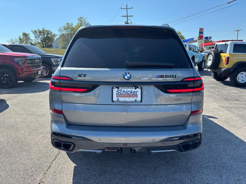 BMW X7 Vehicle Full-screen Gallery Image 05