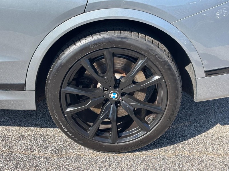 BMW X7 Vehicle Full-screen Gallery Image 07