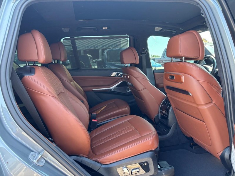 BMW X7 Vehicle Full-screen Gallery Image 10