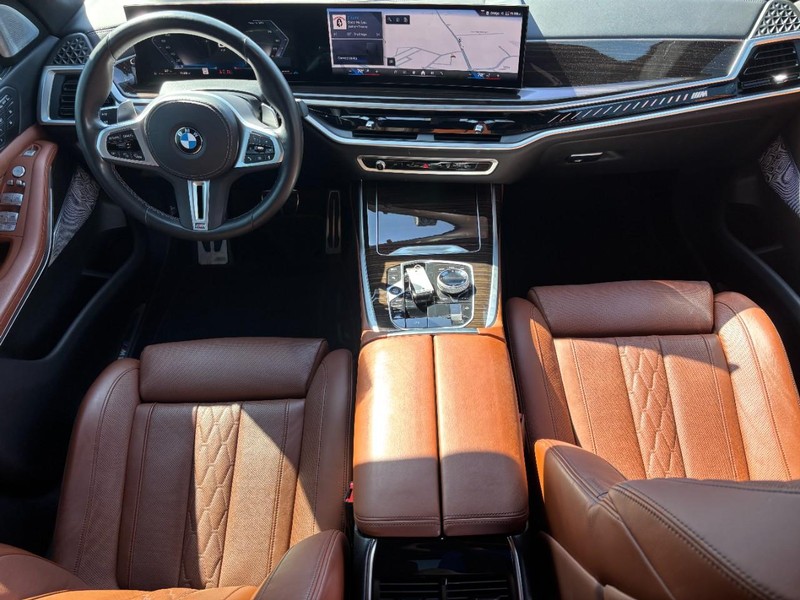 BMW X7 Vehicle Full-screen Gallery Image 11