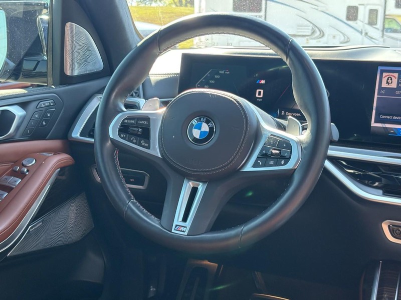 BMW X7 Vehicle Full-screen Gallery Image 12