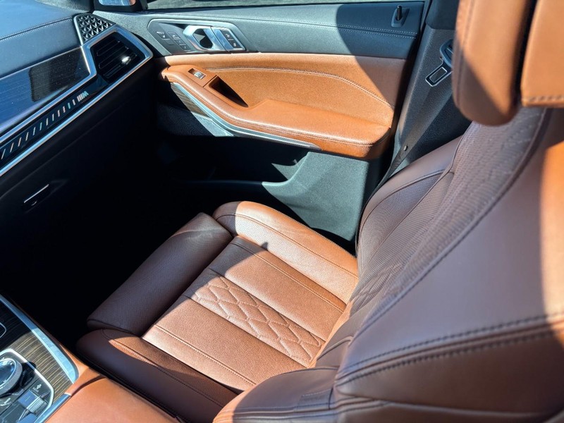 BMW X7 Vehicle Full-screen Gallery Image 14