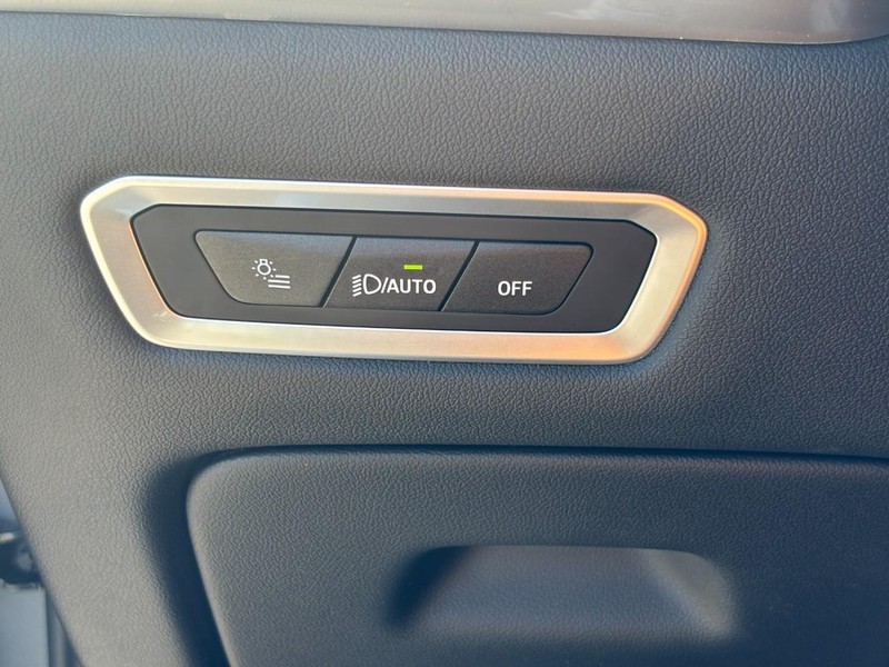 BMW X7 Vehicle Full-screen Gallery Image 15