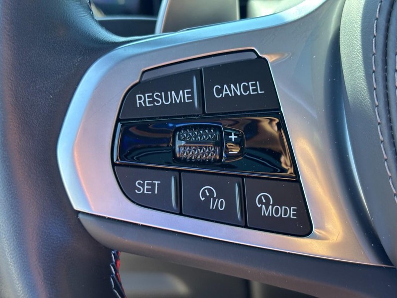 BMW X7 Vehicle Full-screen Gallery Image 16