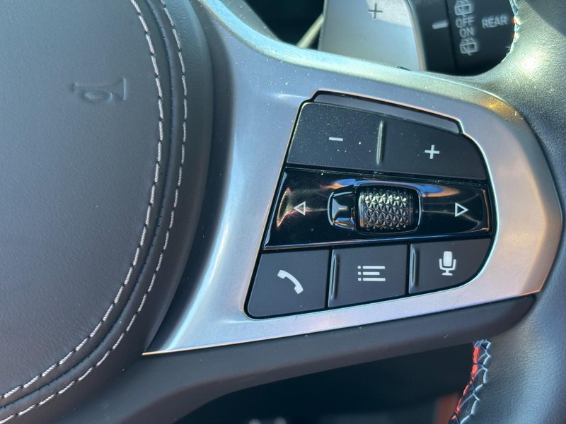 BMW X7 Vehicle Full-screen Gallery Image 17