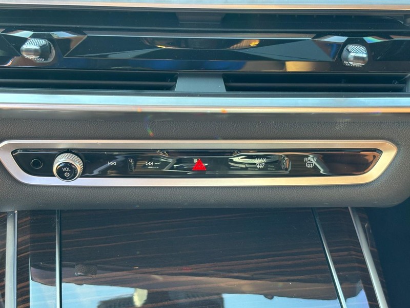 BMW X7 Vehicle Full-screen Gallery Image 21