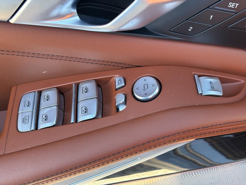 BMW X7 Vehicle Full-screen Gallery Image 22