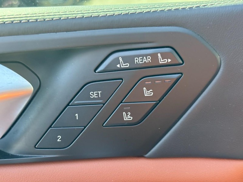 BMW X7 Vehicle Full-screen Gallery Image 23