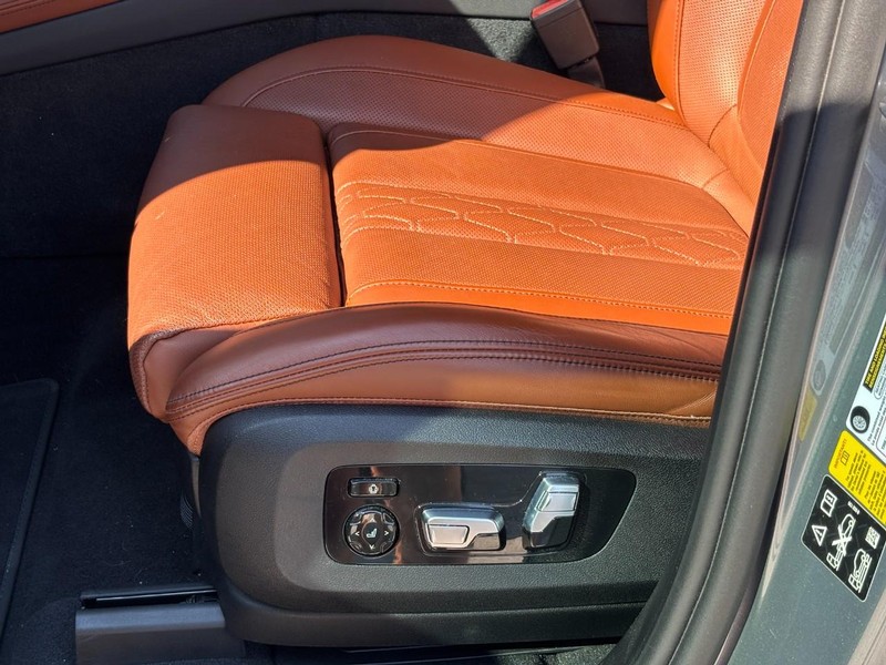 BMW X7 Vehicle Full-screen Gallery Image 24