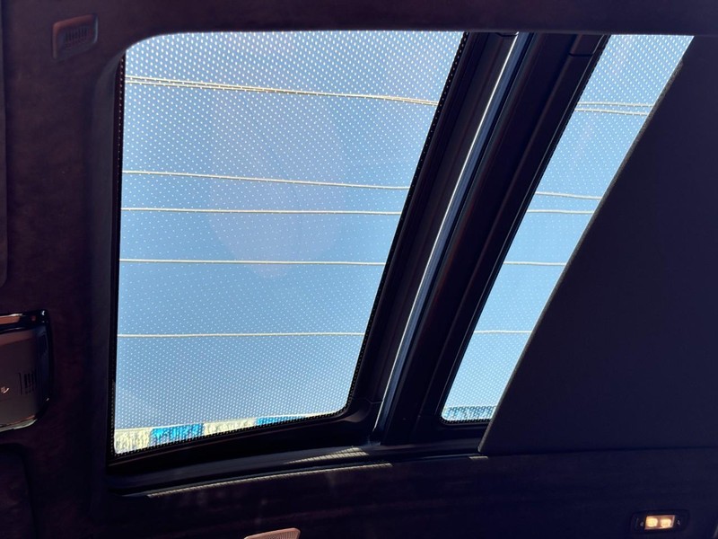 BMW X7 Vehicle Full-screen Gallery Image 25