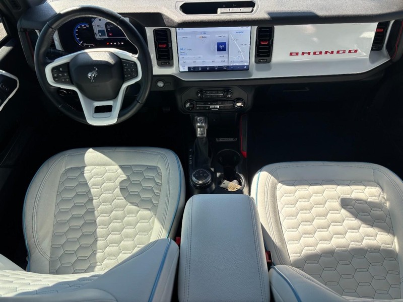 Ford Bronco Vehicle Full-screen Gallery Image 11