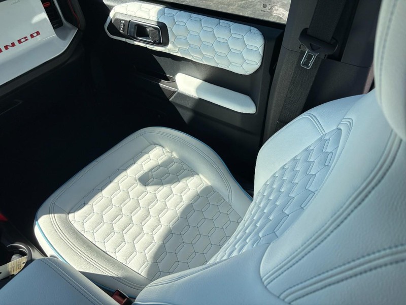 Ford Bronco Vehicle Full-screen Gallery Image 15