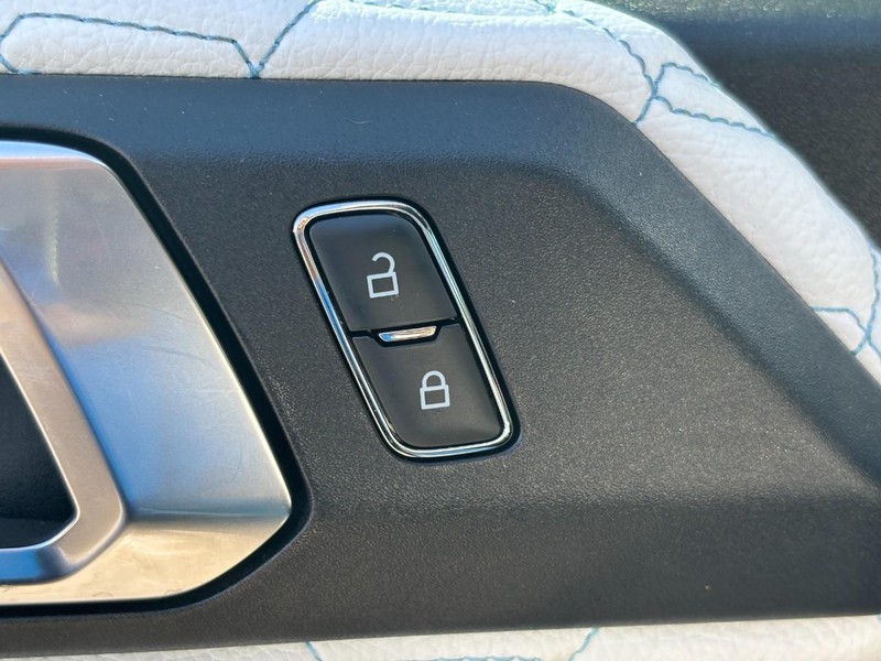 Ford Bronco Vehicle Full-screen Gallery Image 24