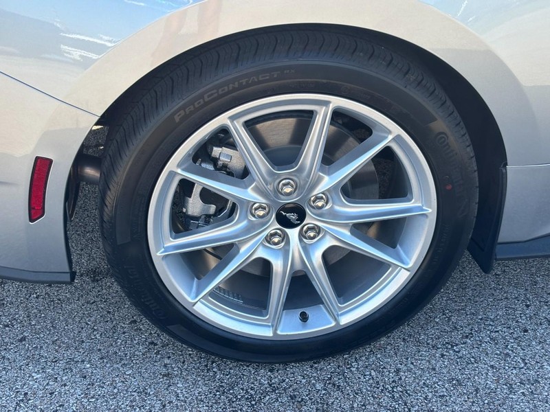 Ford Mustang Vehicle Full-screen Gallery Image 05