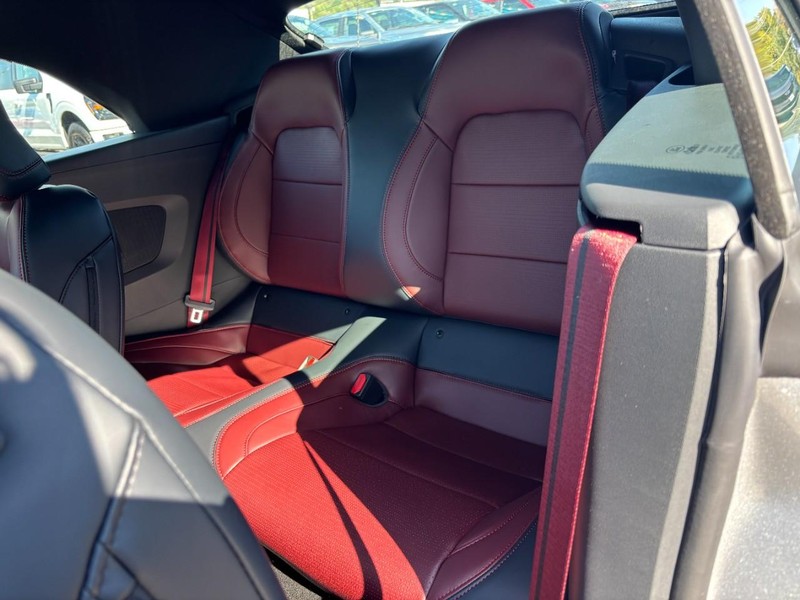 Ford Mustang Vehicle Full-screen Gallery Image 06