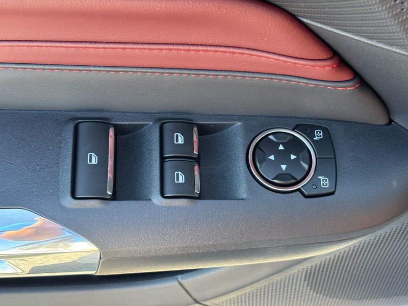 Ford Mustang Vehicle Full-screen Gallery Image 16