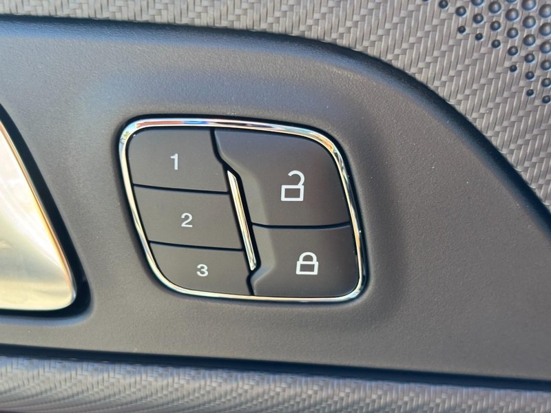 Ford Mustang Vehicle Full-screen Gallery Image 17