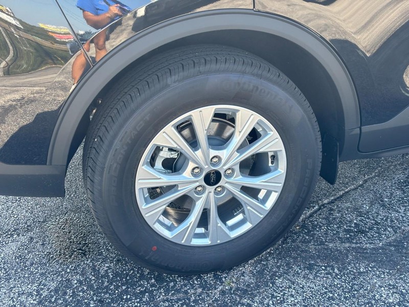 Ford Escape Vehicle Full-screen Gallery Image 04