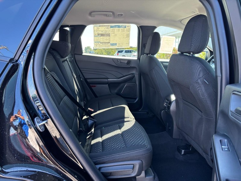 Ford Escape Vehicle Full-screen Gallery Image 05