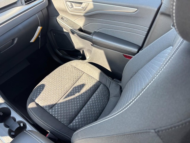 Ford Escape Vehicle Full-screen Gallery Image 10