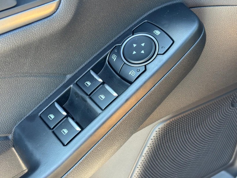 Ford Escape Vehicle Full-screen Gallery Image 18