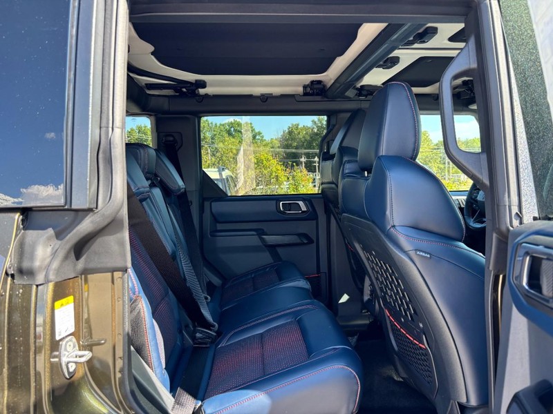 Ford Bronco Vehicle Full-screen Gallery Image 04