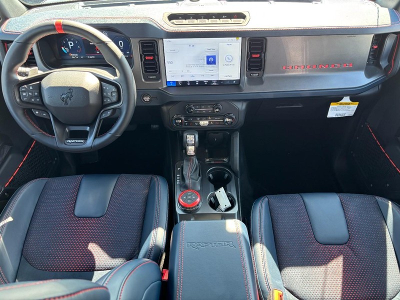 Ford Bronco Vehicle Full-screen Gallery Image 05