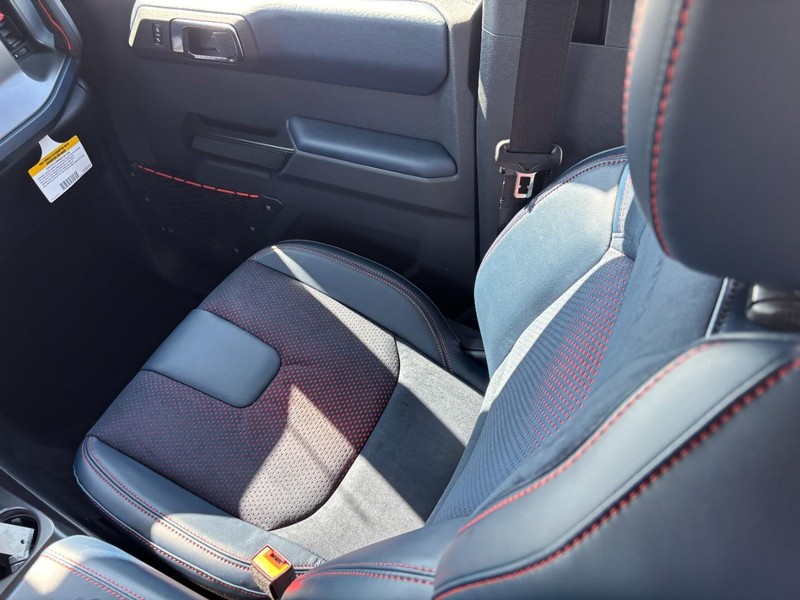 Ford Bronco Vehicle Full-screen Gallery Image 09