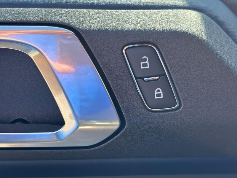 Ford Bronco Vehicle Full-screen Gallery Image 18