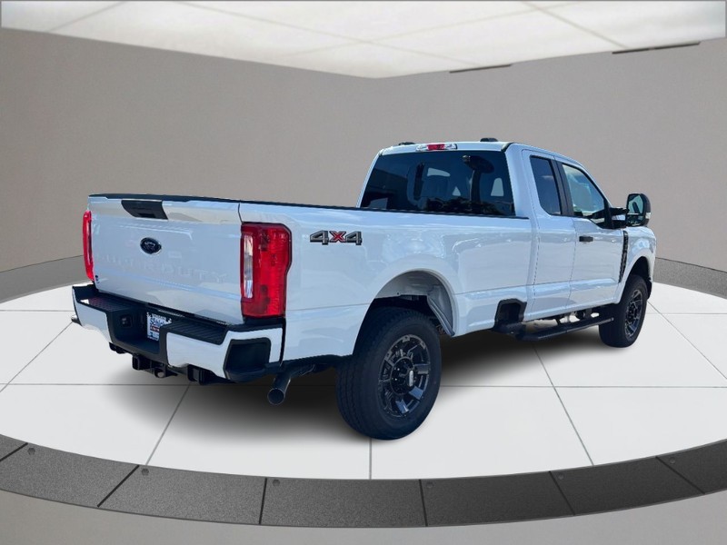 Ford Super Duty F-350 SRW Vehicle Full-screen Gallery Image 03