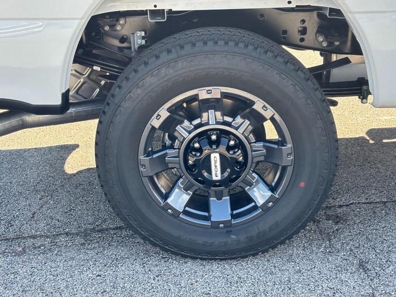 Ford Super Duty F-350 SRW Vehicle Full-screen Gallery Image 04