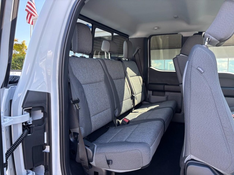 Ford Super Duty F-350 SRW Vehicle Full-screen Gallery Image 05