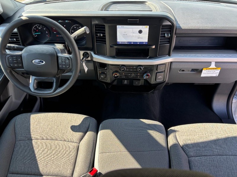 Ford Super Duty F-350 SRW Vehicle Full-screen Gallery Image 06