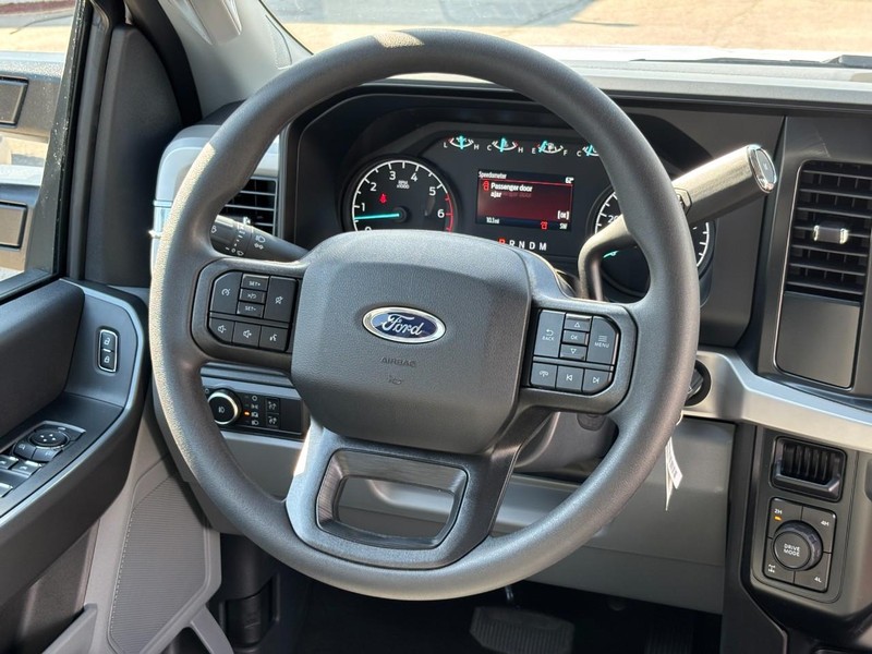 Ford Super Duty F-350 SRW Vehicle Full-screen Gallery Image 07