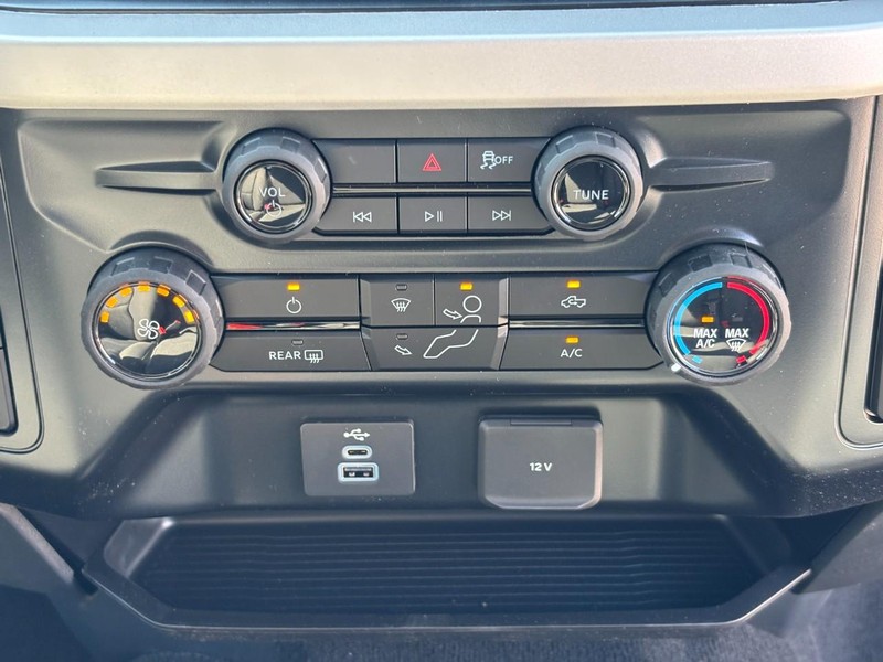 Ford Super Duty F-350 SRW Vehicle Full-screen Gallery Image 09