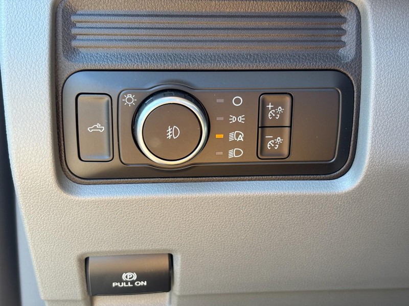 Ford Super Duty F-350 SRW Vehicle Full-screen Gallery Image 11